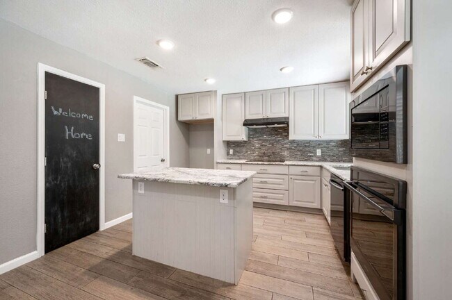 Building Photo - "Beautifully updated 3-Bed 2-Bath home Wit...