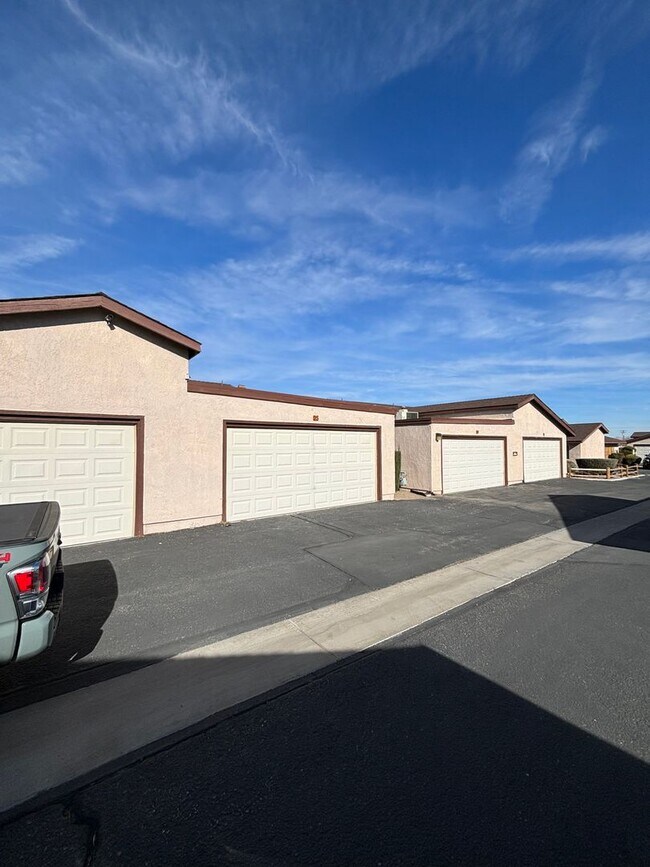 Building Photo - SUPER CUTE 1 BEDROOM SEQUOIA VILLAS APARTMENTS