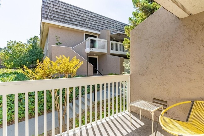 Building Photo - 675 Sharon Park Dr