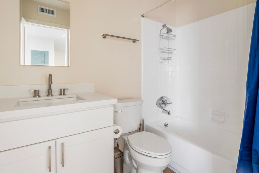 Building Photo - 2721 Midtown Ct