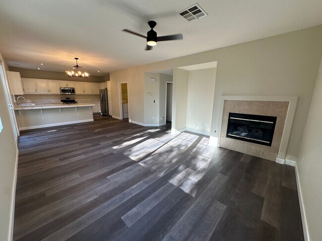 Building Photo - Beautiful 4 Bedroom, 2.5 Bath Tracy Home /...