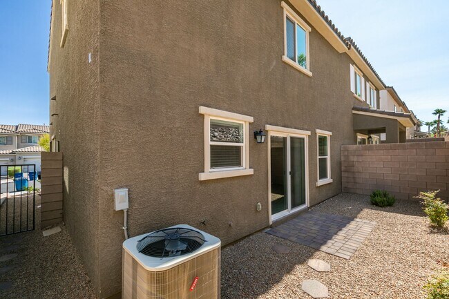 Building Photo - GORGEOUS TOWNHOME*UPGRADED*ALL APPLIANCES*...