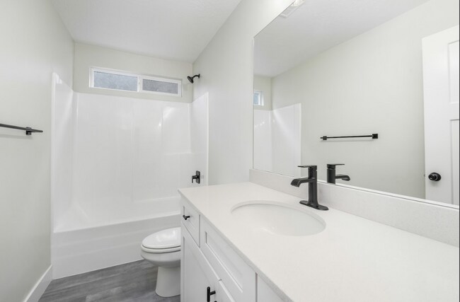 Building Photo - Pet-Friendly End-Unit Townhome in Lehi.