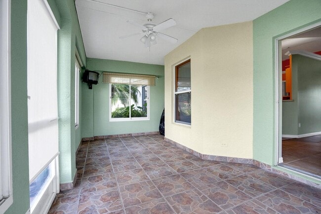 Building Photo - 707 NW Floresta Dr