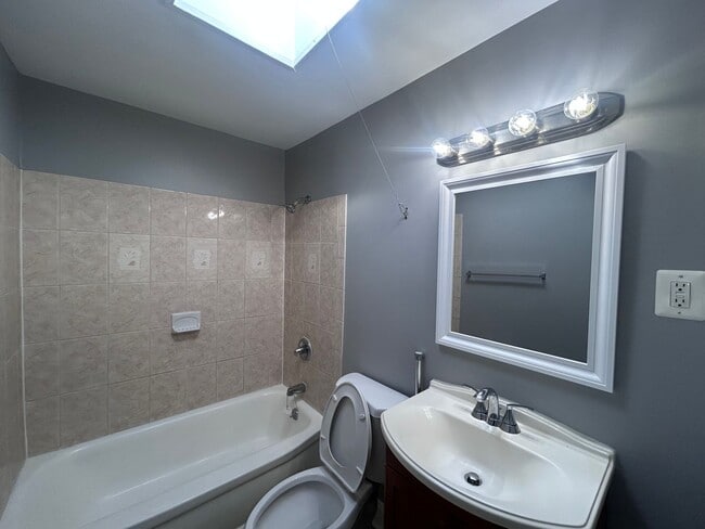 Building Photo - Baltimore - 2 Bedrooms + Den and 1 baths Available!