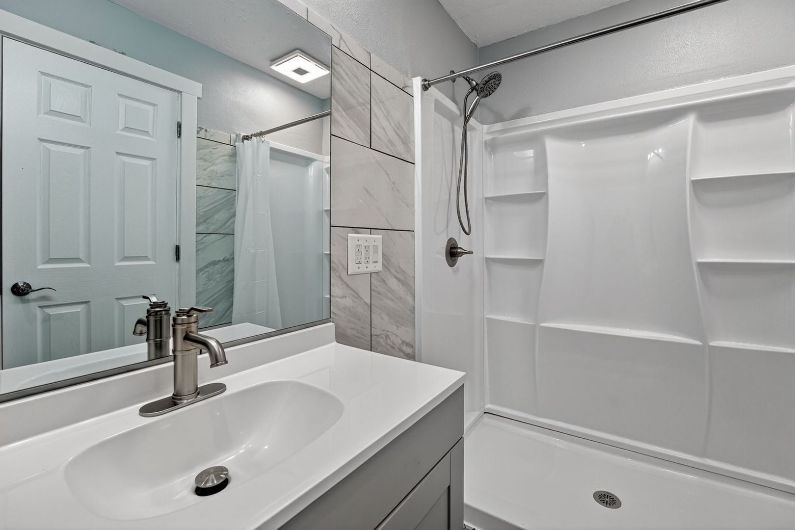 Building Photo - 16200 Round Mountain Rd