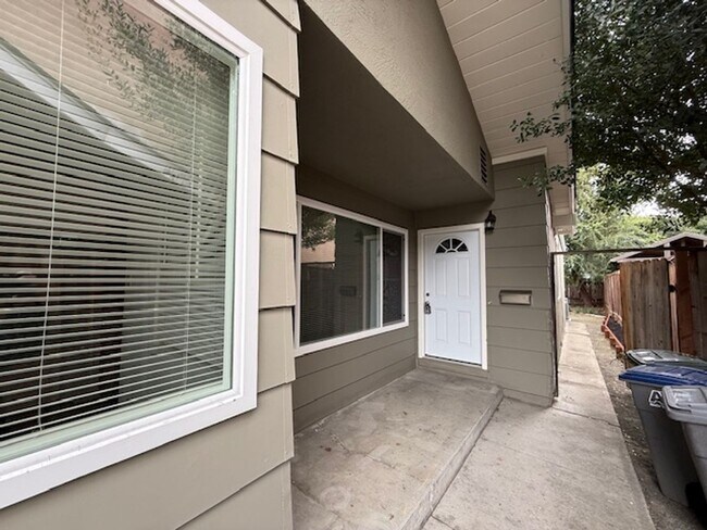 Building Photo - Beverly -Duplex