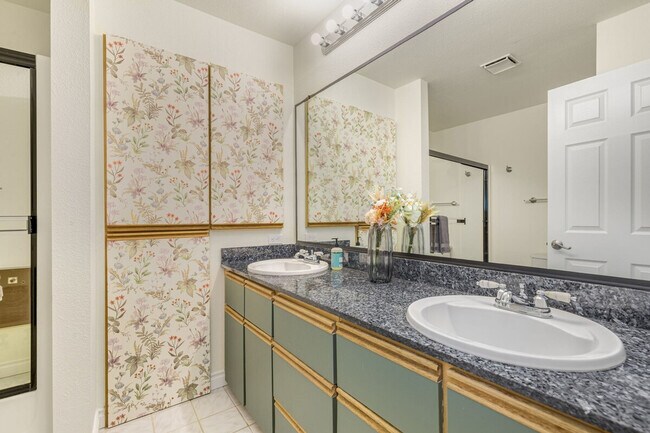 Building Photo - 1264 Bellevue Way NE