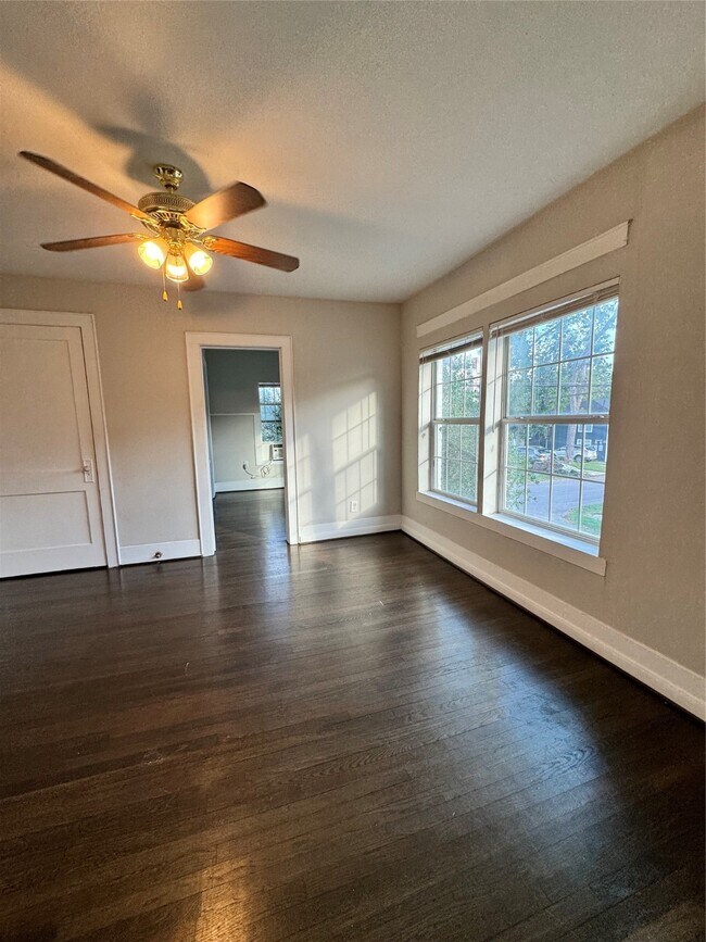 Building Photo - 903 Oakhurst St