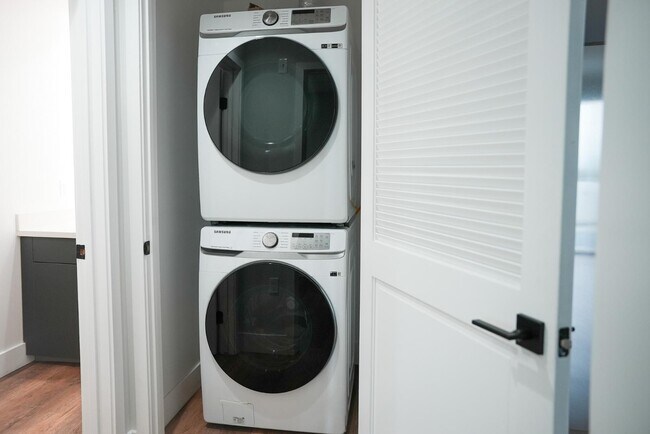 Building Photo - 8940 Reseda Blvd