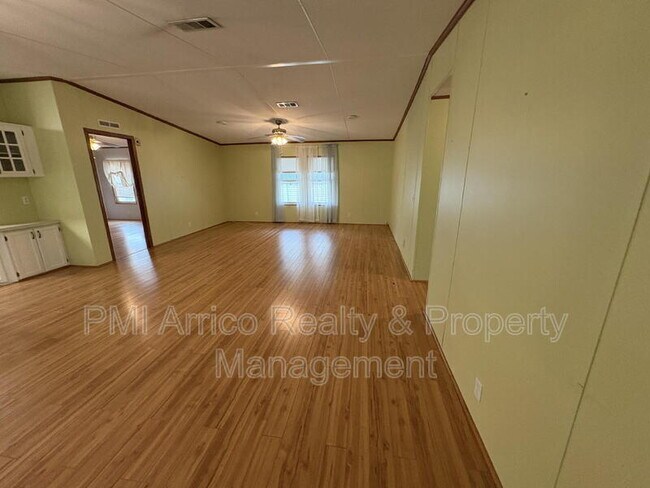 Building Photo - 616 Klickety Klak Ln