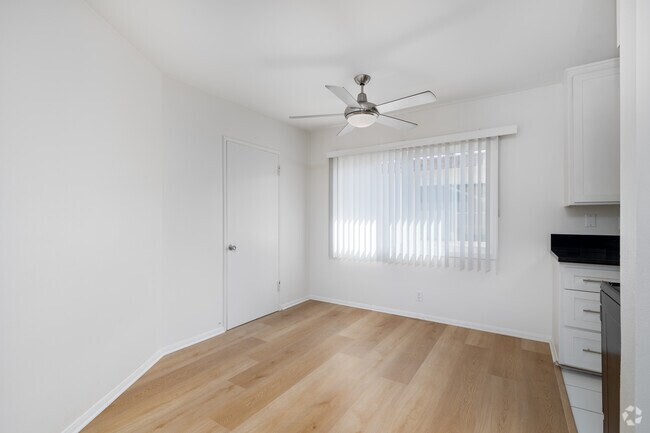 2BD, 1BA - 825SF - Dining Room - 2700 Abbot Kinney Blvd