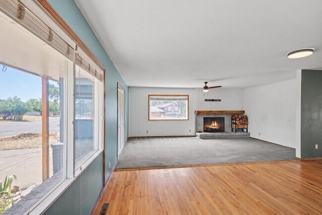 Building Photo - 305 Mesa Dr