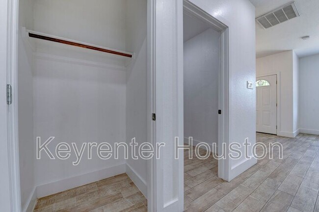 Building Photo - 5121 Southwind St