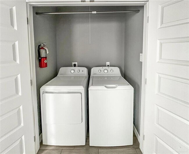 Building Photo - 19 Nightingale Ct