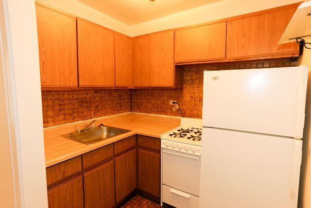 Building Photo - 643 W Belmont Ave