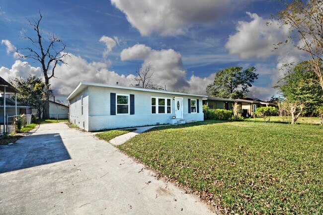 Building Photo - 3834 Rosedale St