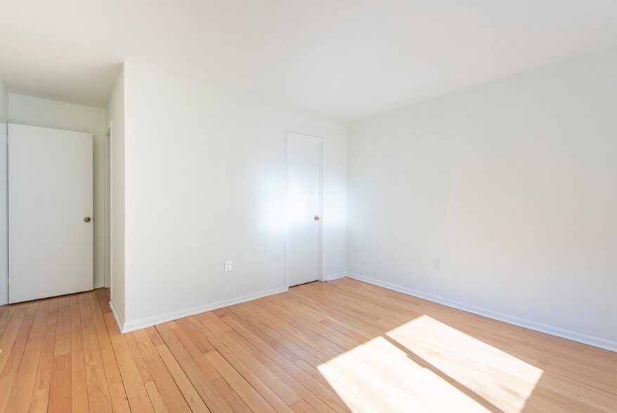 Building Photo - 327 Monroe St