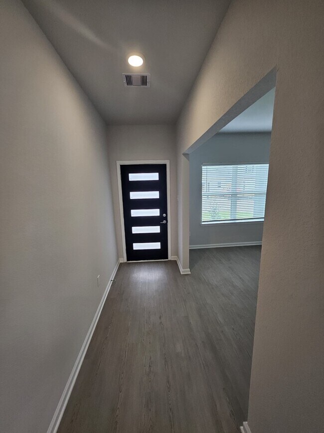 Building Photo - 2727 Crested Creek Ln