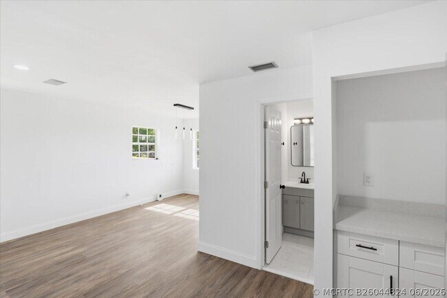 Building Photo - 270 SW 10th Ave