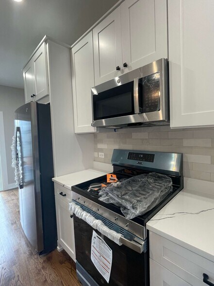 Building Photo - 3141 N Ridgeway Ave