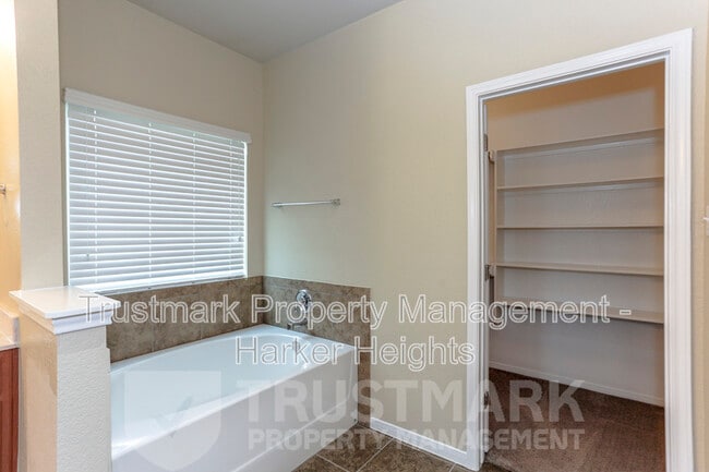 Building Photo - 8121 Iron Gate Dr