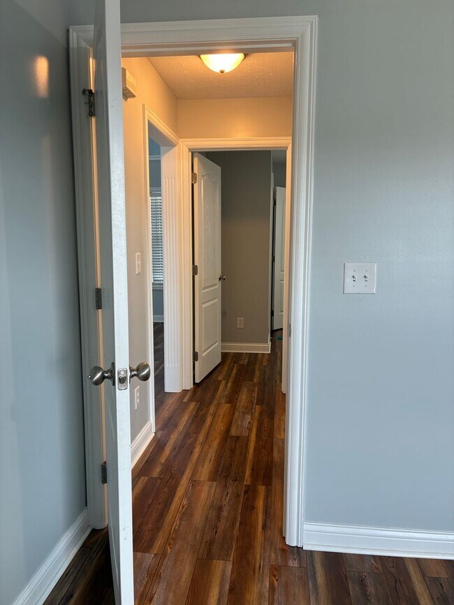 Building Photo - **Summer Ending BUT This Home is HOT**