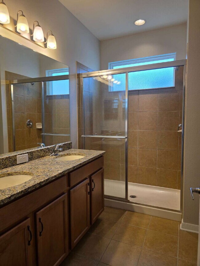 Building Photo - Very nice house in Ashton Oaks for rent