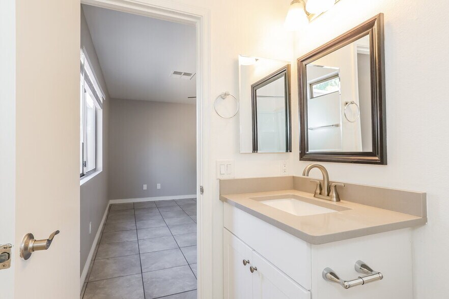 Building Photo - 15948 W Lundberg St