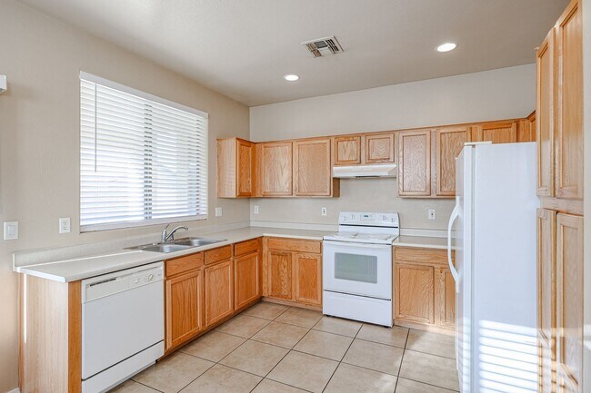 Building Photo - Great Litchfield Park Neignborhood!