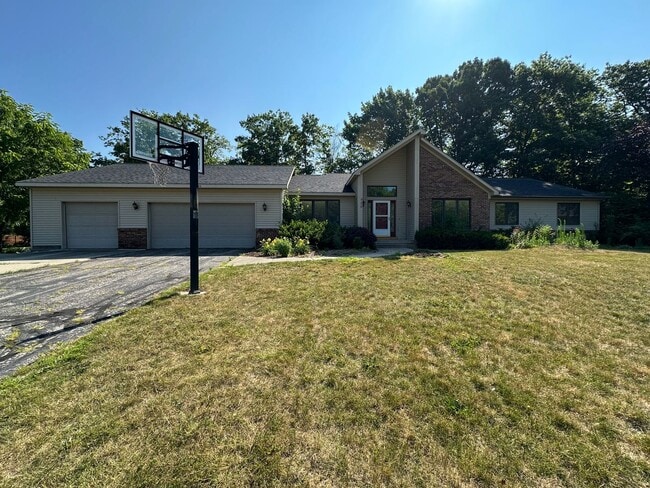 Building Photo - Large Home in Forest Hills School District