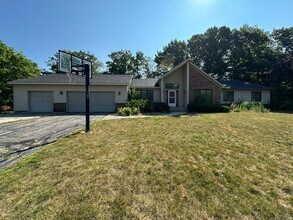 Building Photo - Large Home in Forest Hills School District