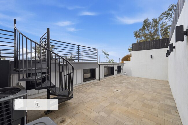 Building Photo - Luxury Modern Living with Stunning LA Skyline Views