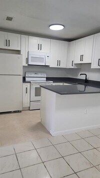 Building Photo - 6882 NW 173rd Dr