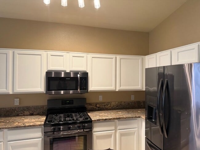 Building Photo - GORGEOUS 4 BEDROOM SINGLE STORY HOME