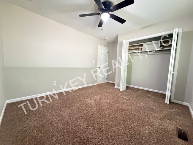 Building Photo - 2221 Diane Dr
