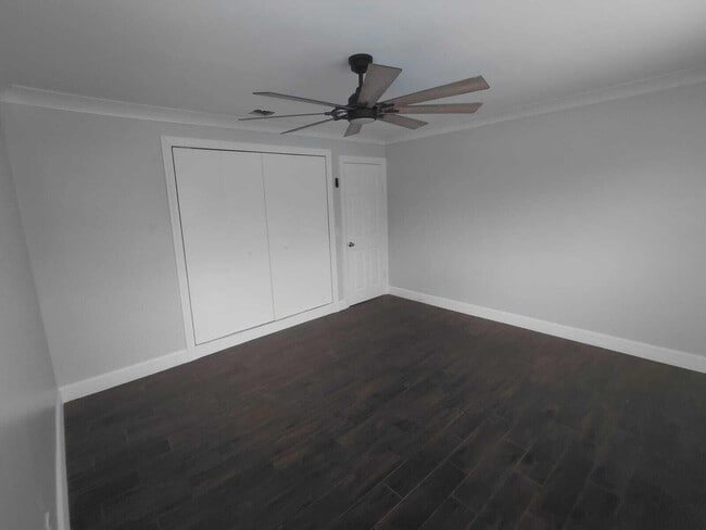 Building Photo - 785 Balfrey Dr S