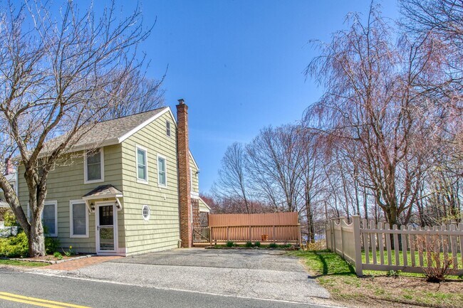 Building Photo - Lovely 2 Bedroom Single Family Home in Historic Monroe District