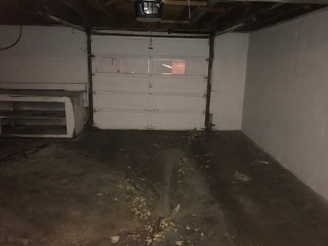 Building Photo - 2 bedroom 1 bath (Half off first months rent)