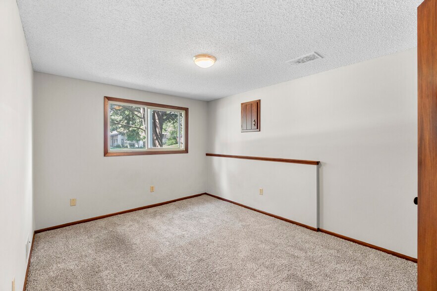 Lower-level bedroom - 9774 Dorset Ln