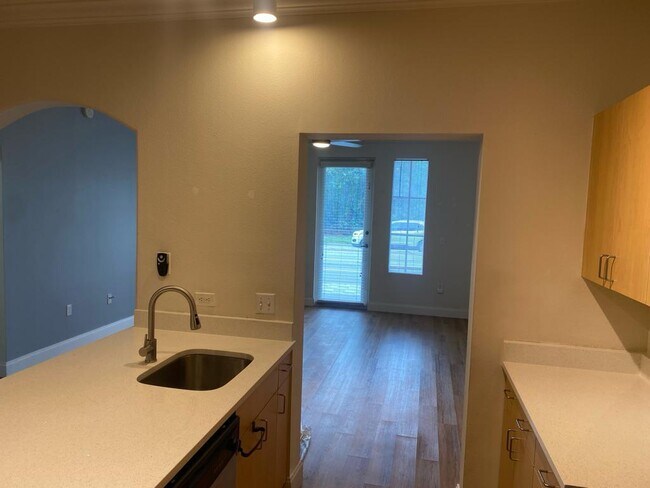 Building Photo - 533 NE 3rd Ave