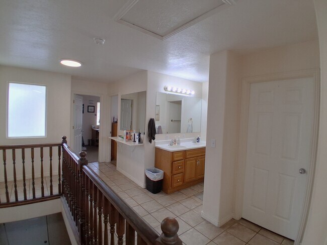 Building Photo - 654 E 700 N