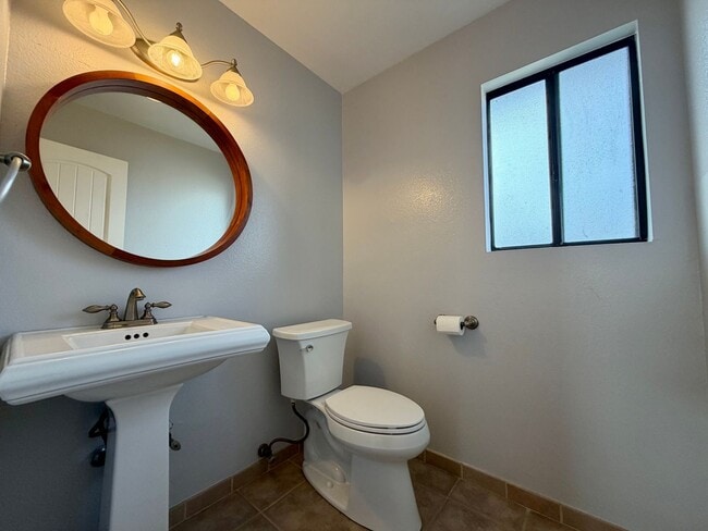 Building Photo - 2 Bed / 2.5 Bath Tri-Level Townhome – Gated Community in North Redondo Beach (Torrance PO)