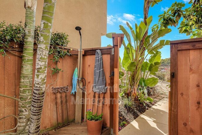 Building Photo - 409 N Cedros Ave