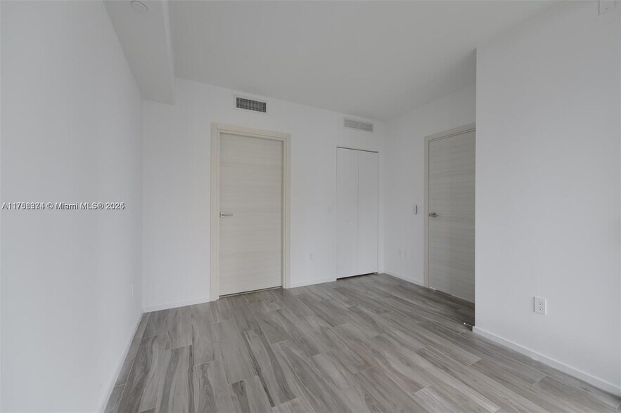 Building Photo - 801 S Miami Ave