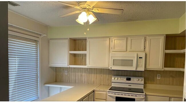 Building Photo - 2121 Point Hollow Ct.