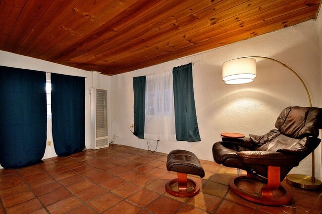 Primary Photo - 142 Duran St