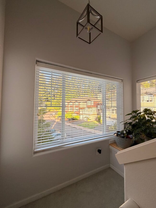 Building Photo - Beautifully updated end-unit townhome just one block from Progress Lake.
