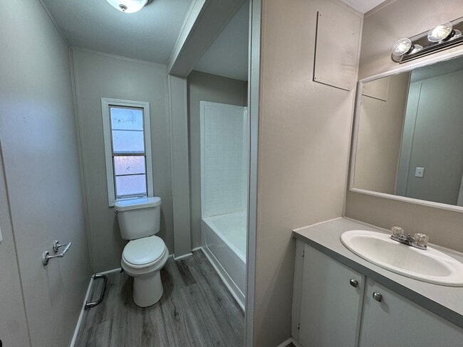 Building Photo - 3 Bed/ 2 Bath Home Off of White Drive