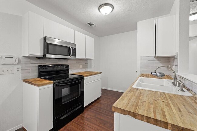 Building Photo - 1015 E Yager Ln